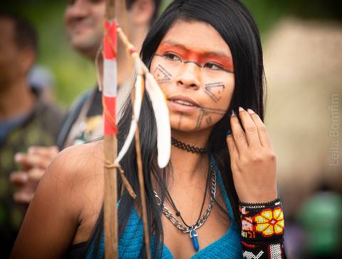 Índia Guarani com arco e flecha'