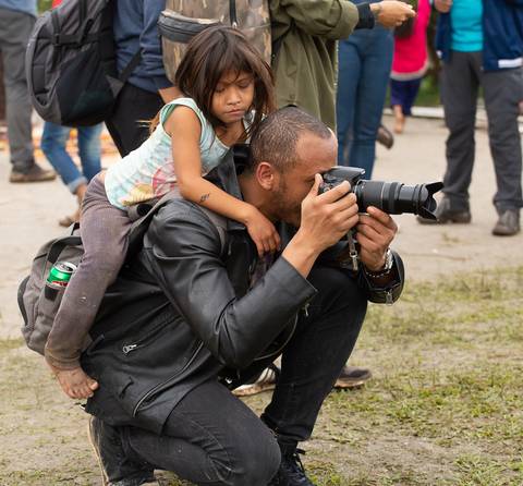 indiazinha aproveitou os ombros livres e subiu nas costas do fotógrafo'