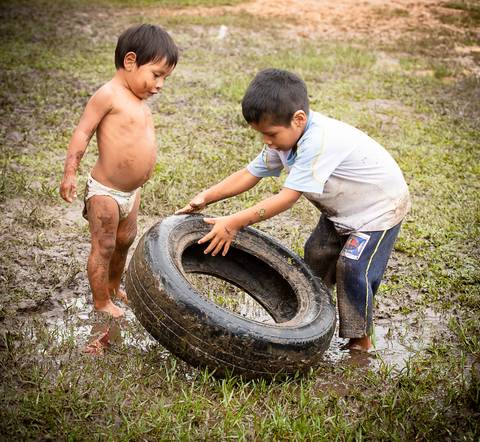 índios brincando com pneus'