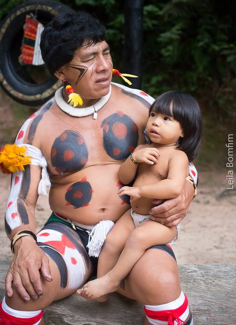 índio guarani com seu bebê'