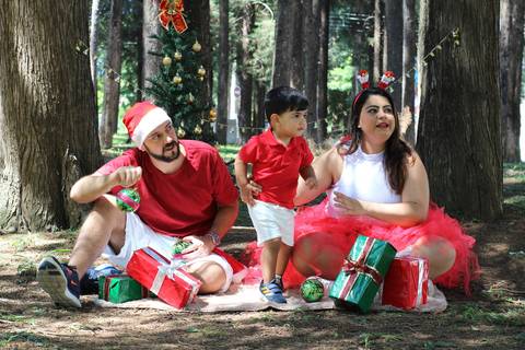 Ensaio-fotografico-externo-tematico-familia-de-de-natal-caieiras-sao-paulo'