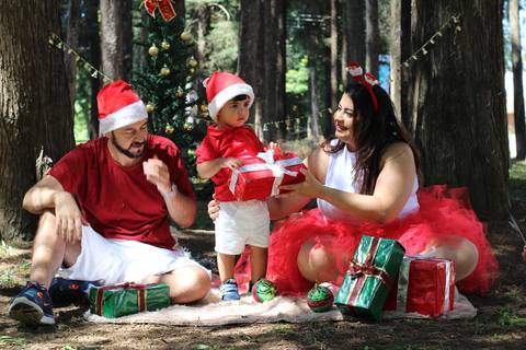 Ensaio-fotografico-externo-tematico-familia-de-de-natal-caieiras-sao-paulo'