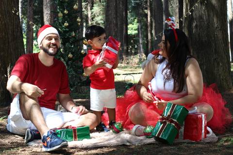Ensaio-fotografico-externo-tematico-familia-de-de-natal-caieiras-sao-paulo'