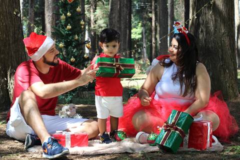 Ensaio-fotografico-externo-tematico-familia-de-de-natal-caieiras-sao-paulo'