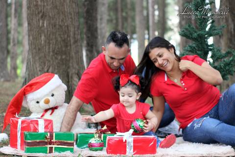 Ensaio-fotografico-externo-tematico-familia-de-de-natal-caieiras-sao-paulo'
