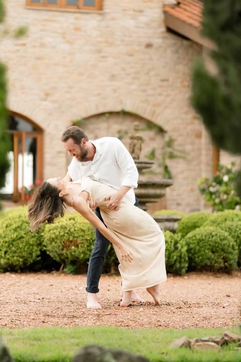 ensaio pré-wedding Casa di Pietra, ensaio pré-wedding Vila Toscana, fotos de casal na Casa di Pietra, ensaio pré-wedding estilo toscano, melhor local para ensaio pré-wedding.'