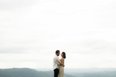 ensaio pré-wedding Casa di Pietra, ensaio pré-wedding Vila Toscana, fotos de casal na Casa di Pietra, ensaio pré-wedding estilo toscano, melhor local para ensaio pré-wedding.'