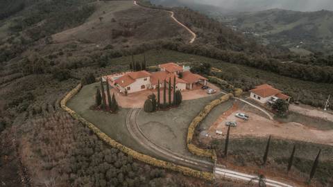 ensaio pré-wedding Casa di Pietra, ensaio pré-wedding Vila Toscana, fotos de casal na Casa di Pietra, ensaio pré-wedding estilo toscano, melhor local para ensaio pré-wedding.'