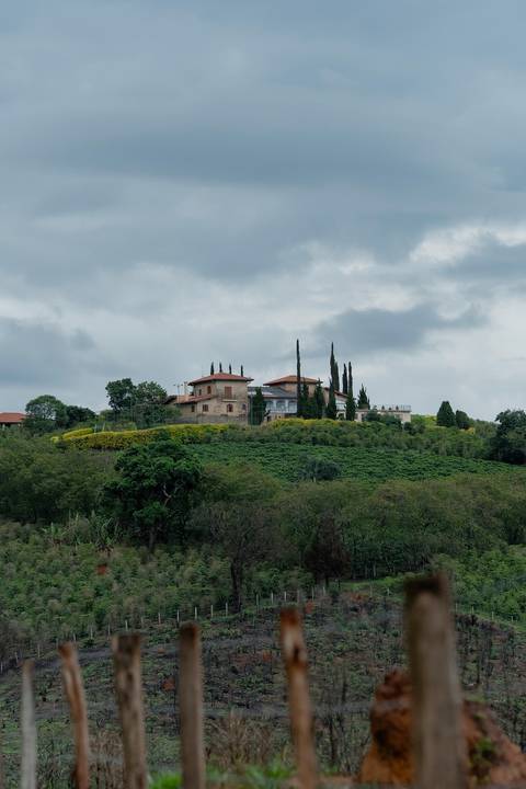 ensaio pré-wedding Casa di Pietra, ensaio pré-wedding Vila Toscana, fotos de casal na Casa di Pietra, ensaio pré-wedding estilo toscano, melhor local para ensaio pré-wedding.'