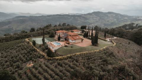 ensaio pré-wedding Casa di Pietra, ensaio pré-wedding Vila Toscana, fotos de casal na Casa di Pietra, ensaio pré-wedding estilo toscano, melhor local para ensaio pré-wedding.'