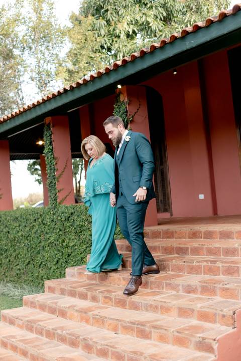 memória. A Fazenda A Querência, com sua arquitetura histórica e natureza exuberante, foi palco de um casamento emocio'