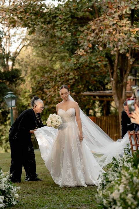memória. A Fazenda A Querência, com sua arquitetura histórica e natureza exuberante, foi palco de um casamento emocio'