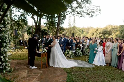 memória. A Fazenda A Querência, com sua arquitetura histórica e natureza exuberante, foi palco de um casamento emocio'