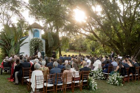 memória. A Fazenda A Querência, com sua arquitetura histórica e natureza exuberante, foi palco de um casamento emocio'
