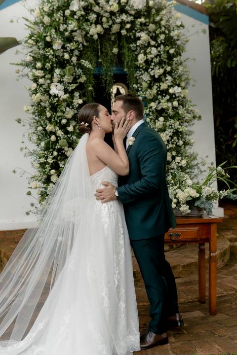 memória. A Fazenda A Querência, com sua arquitetura histórica e natureza exuberante, foi palco de um casamento emocio'