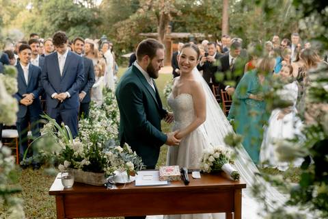 memória. A Fazenda A Querência, com sua arquitetura histórica e natureza exuberante, foi palco de um casamento emocio'