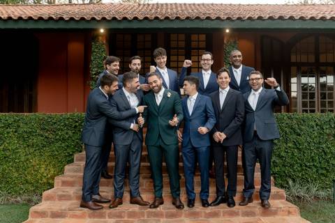 memória. A Fazenda A Querência, com sua arquitetura histórica e natureza exuberante, foi palco de um casamento emocio'