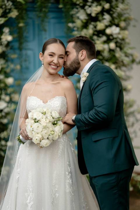 memória. A Fazenda A Querência, com sua arquitetura histórica e natureza exuberante, foi palco de um casamento emocio'
