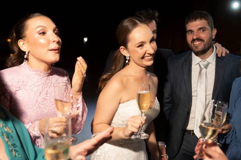 memória. A Fazenda A Querência, com sua arquitetura histórica e natureza exuberante, foi palco de um casamento emocio'