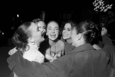 memória. A Fazenda A Querência, com sua arquitetura histórica e natureza exuberante, foi palco de um casamento emocio'