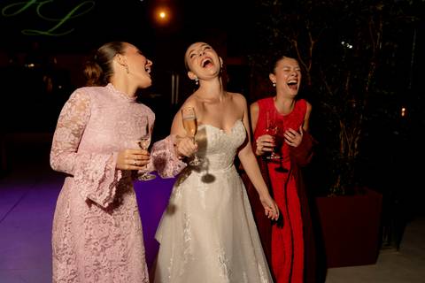 memória. A Fazenda A Querência, com sua arquitetura histórica e natureza exuberante, foi palco de um casamento emocio'