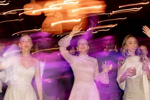 memória. A Fazenda A Querência, com sua arquitetura histórica e natureza exuberante, foi palco de um casamento emocio'