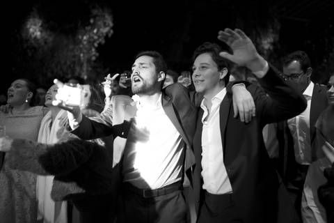 memória. A Fazenda A Querência, com sua arquitetura histórica e natureza exuberante, foi palco de um casamento emocio'