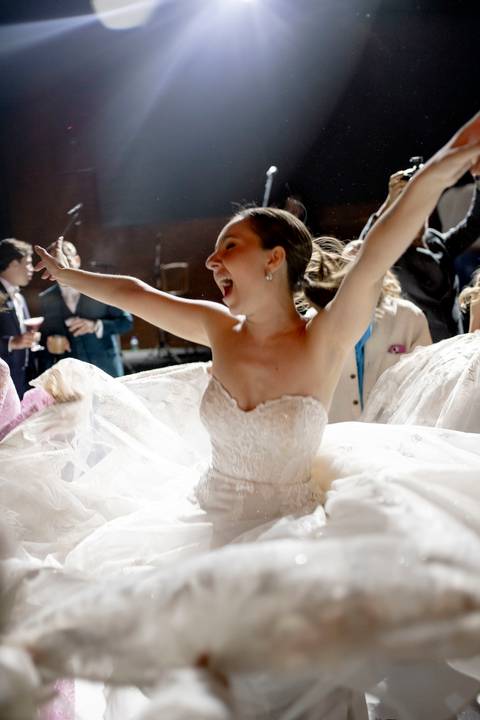 memória. A Fazenda A Querência, com sua arquitetura histórica e natureza exuberante, foi palco de um casamento emocio'