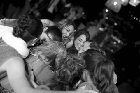 memória. A Fazenda A Querência, com sua arquitetura histórica e natureza exuberante, foi palco de um casamento emocio'