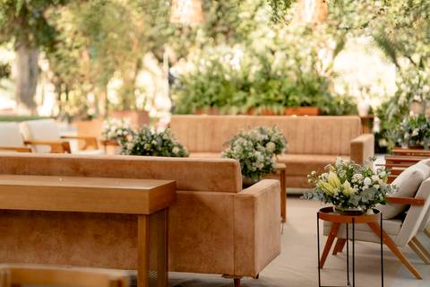 memória. A Fazenda A Querência, com sua arquitetura histórica e natureza exuberante, foi palco de um casamento emocio'
