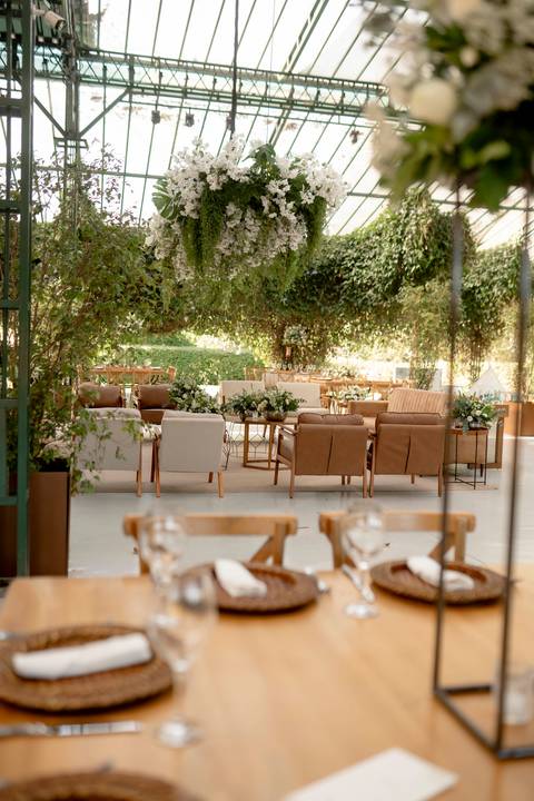 memória. A Fazenda A Querência, com sua arquitetura histórica e natureza exuberante, foi palco de um casamento emocio'