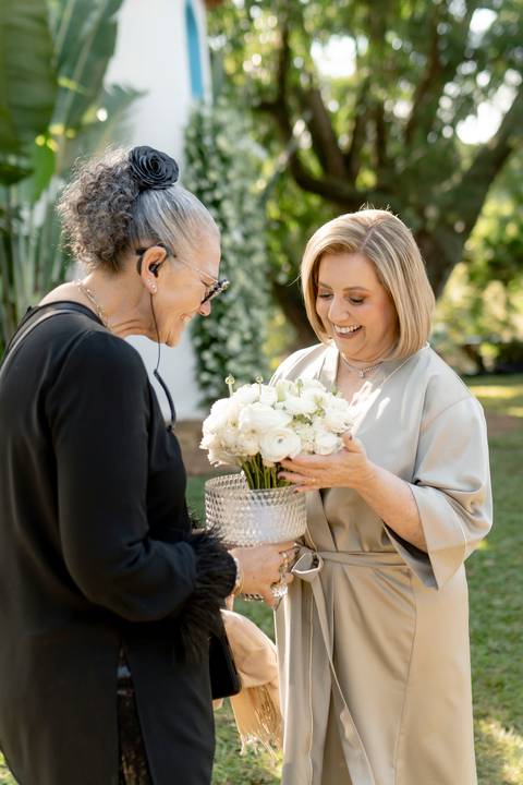memória. A Fazenda A Querência, com sua arquitetura histórica e natureza exuberante, foi palco de um casamento emocio'