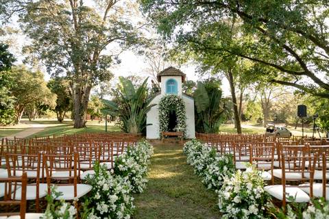 memória. A Fazenda A Querência, com sua arquitetura histórica e natureza exuberante, foi palco de um casamento emocio'