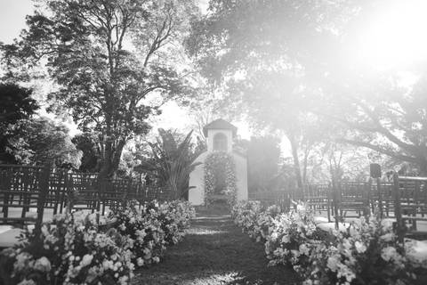 memória. A Fazenda A Querência, com sua arquitetura histórica e natureza exuberante, foi palco de um casamento emocio'