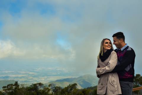 Noivos abraçados com roupas de inverno em Campos do Jordão SP fotografia Ronny Viana'