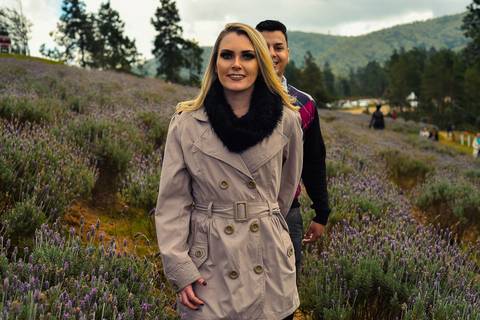 Noivos caminhando no passeio em campos do Jordão SP fotos ronny viana'