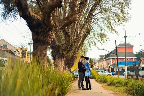 Noivos caminhando no passeio em campos do Jordão SP na avenida principal fotografia ronny viana fotografo de casamento em piracicaba SP'