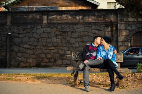 Casal sentado no bando se beijando em campos do jordão ideias para ensaios pre wedding Ronny viana fotografo de casamento '