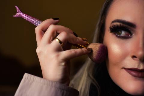 noiva se maquiando no Hotel em Campos do Jordão foto Ronny Viana'