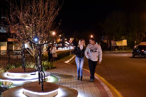Casal de noivos passeando a noite em Campos do Jordão Fotografia Ronny Viana de Piraciacaba SP'