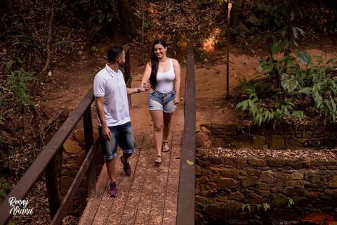 Noivos andando de roupa branca sobre a ponte no recanto das cachoeiras em Brotas SP'