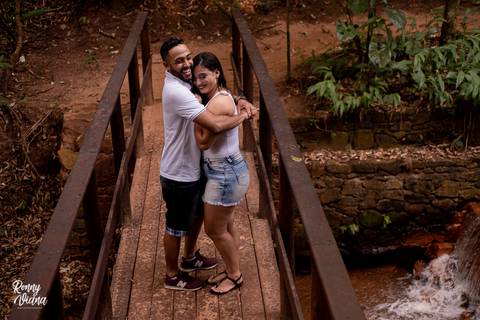 Casal abraçado em cima da ponte sorrindo no Recanto das Cachoeiras em Brotas SP Fotografo Ronny Viana Fotografia de Casamentos'