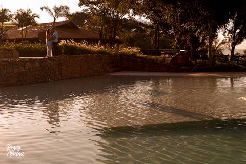 Casal ao lado da Piscina no recanto das cachoeiras em Brotas SP Ronny Viana Fotografo de casamentos'