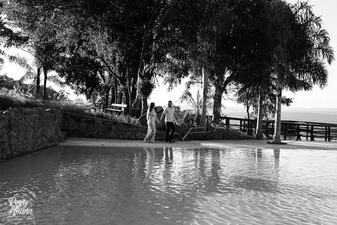 Casal andando ao lado da Piscina no Recanto das Cachoeiras em Brotas SP fotografia preto e Branco'