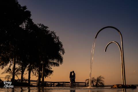 Fotografia silhueta do casal no por-do-sol Recanto das Cachoeiras em Brotas SP por Ronny Viana Fotografo de casamento em Piracicaba SP'