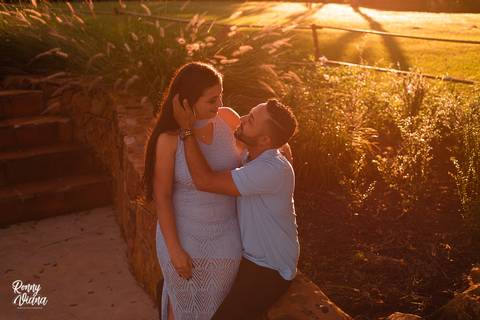 Casal sentado no por-do-sol trocando carinho com roupas azuis no recanto das cachoeiras em Brotas SP'