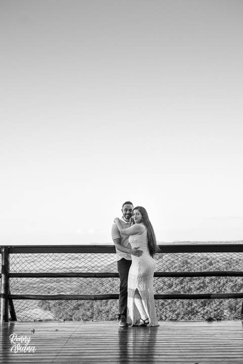 Fotografia Preto e Branco do casal no ensaio pré Wedding por Ronny Viana no Recanto das Cachoeiras em Brotas SP'