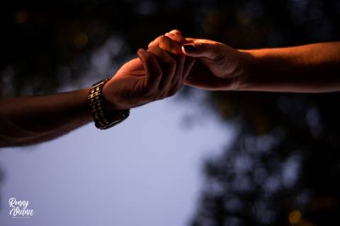 Fotografia das mãos dos noivos no recanto das cachoeiras em Brotas SP'