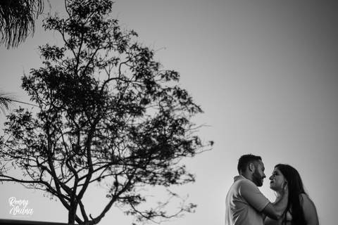 Fotografia Preto e Branco do casal no ensaio pré Wedding por Ronny Viana no Recanto das Cachoeiras em Brotas SP com arvore'