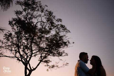 Fotografia do casal no  por do SOL ensaio pré Wedding por Ronny Viana no Recanto das Cachoeiras em Brotas SP'